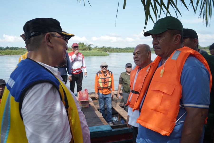 Bupati Asahan dan Wakil Bupati Asahan Serahkan Bantuan dan Tinjau Tanggul Jebol di Desa Sei Dua Hulu