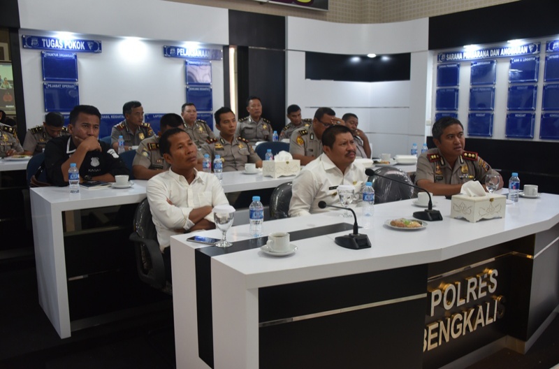 Bupati Amril Bersama Kapolres Bengkalis Ikuti Video Conference dengan Kapolri dan Menteri