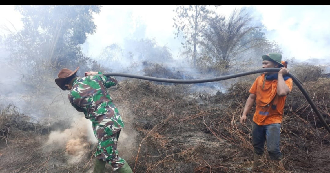 Danramil 03 Beserta Babinsa Bantu Pemadaman Kebakaran di Wilayah Medang Kampai