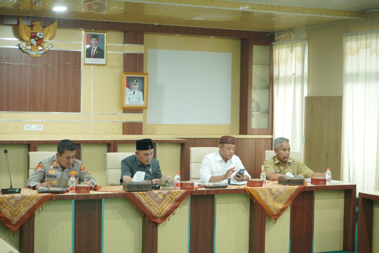 Bupati Herman Pimpin Rapat Penyelesaian Konflik Hama Kumbang Perkebunan Enok