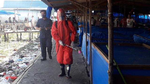Disdagtri Inhil Semprot Disinfektan Area Pasar Selodang Kelapa