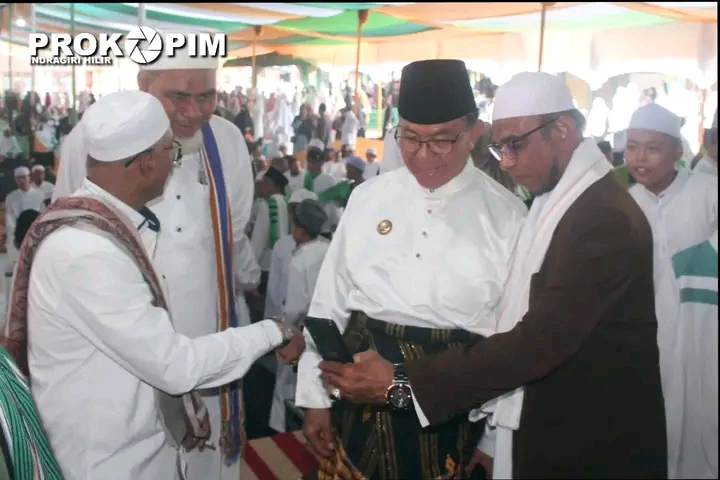 Bupati Inhil Hadiri Haul Akbar di Tembilahan Hulu
